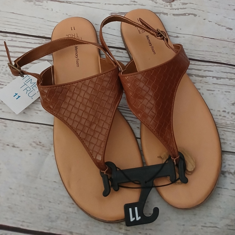 Time and Tru women's vinyl core basket weave textured thong Cognac size 11